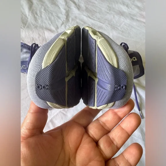 On cloud shoes - Picture 5 of 11